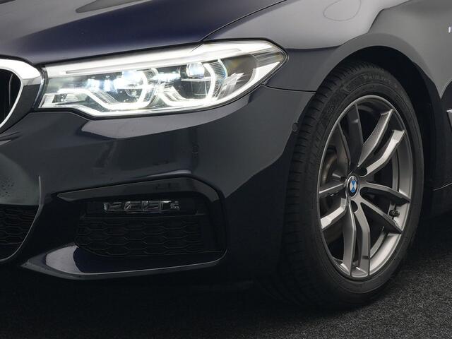 BMW 5-SERIE 520i M Sport 184pk Dealer O.H | Lederen Comfortstoelen Memory | Trekhaak Afn. | Camera | Virtual Cockpit | Apple Carplay | Sfeerverlichting | 18"L.M | Navi Full Map |