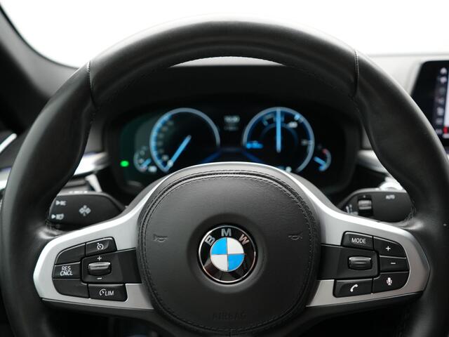 BMW 5-SERIE 520i M Sport 184pk Dealer O.H | Lederen Comfortstoelen Memory | Trekhaak Afn. | Camera | Virtual Cockpit | Apple Carplay | Sfeerverlichting | 18"L.M | Navi Full Map |