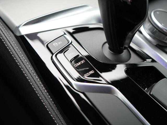 BMW 5-SERIE 520i M Sport 184pk Dealer O.H | Lederen Comfortstoelen Memory | Trekhaak Afn. | Camera | Virtual Cockpit | Apple Carplay | Sfeerverlichting | 18"L.M | Navi Full Map |