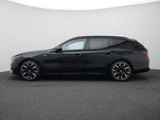 BMW 5-SERIE Touring 530e M Sport Edition 299PK AUT. Panoramadak, Keyless, Adaptieve Cruise, Memorystoel, Head-Up Display, Elektr. Achterklep, Stoelverwarming+Koeling, Stuurverwarming, Volleder, Trekhaak, 21" LM Velgen