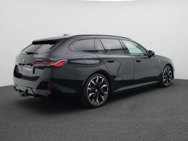 BMW 5-SERIE Touring 530e M Sport Edition 299PK AUT. Panoramadak, Keyless, Adaptieve Cruise, Memorystoel, Head-Up Display, Elektr. Achterklep, Stoelverwarming+Koeling, Stuurverwarming, Volleder, Trekhaak, 21" LM Velgen