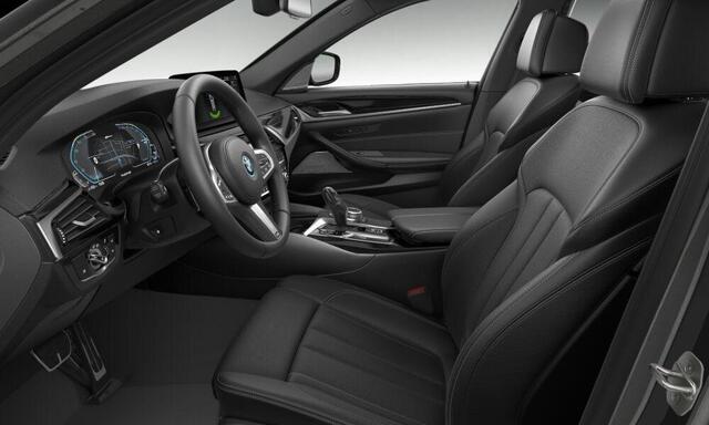 BMW 5-SERIE Touring 530e xDrive High Executive M Sport - Trekhaak - Panoramadak - Getinte ruiten - Comfort Access - Parking Assistant - Head up - Harman Kardon - Stoelventilatie - verwarmde voorstoelen -