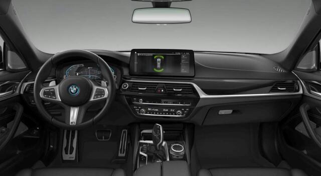 BMW 5-SERIE Touring 530e xDrive High Executive M Sport - Trekhaak - Panoramadak - Getinte ruiten - Comfort Access - Parking Assistant - Head up - Harman Kardon - Stoelventilatie - verwarmde voorstoelen -