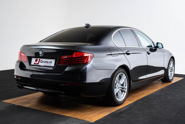 BMW 5-SERIE 520i Executive Driving Experience Control - Ambiance verlichting - Koplampsproeiers - PDC voor/achter - Navigatiesysteem Business - airconditioning 2 zone - Sportstuurwiel met leder bekleed -