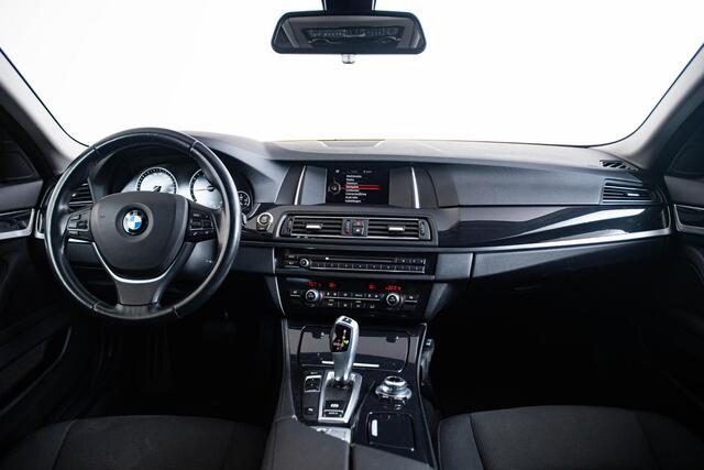 BMW 5-SERIE 520i Executive Driving Experience Control - Ambiance verlichting - Koplampsproeiers - PDC voor/achter - Navigatiesysteem Business - airconditioning 2 zone - Sportstuurwiel met leder bekleed -