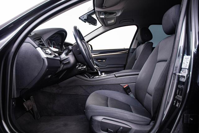 BMW 5-SERIE 520i Executive Driving Experience Control - Ambiance verlichting - Koplampsproeiers - PDC voor/achter - Navigatiesysteem Business - airconditioning 2 zone - Sportstuurwiel met leder bekleed -