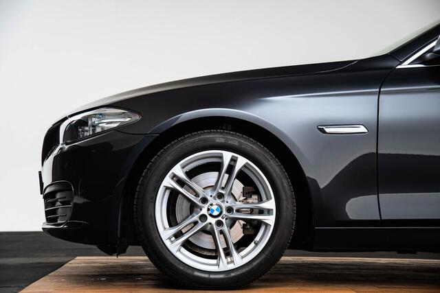 BMW 5-SERIE 520i Executive Driving Experience Control - Ambiance verlichting - Koplampsproeiers - PDC voor/achter - Navigatiesysteem Business - airconditioning 2 zone - Sportstuurwiel met leder bekleed -