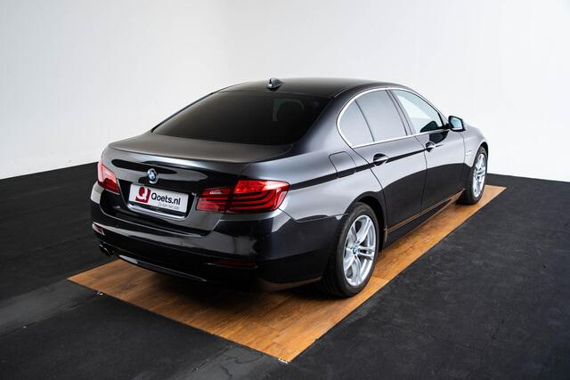 BMW 5-SERIE 520i Executive Driving Experience Control - Ambiance verlichting - Koplampsproeiers - PDC voor/achter - Navigatiesysteem Business - airconditioning 2 zone - Sportstuurwiel met leder bekleed -