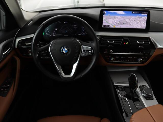BMW 5-SERIE 530e Business Edition Plus | LaserLight | Leder | Stoelverwarming | Carplay | Live Cockpit | Navigatie | Memory | Parkeerhulp | Climate control
