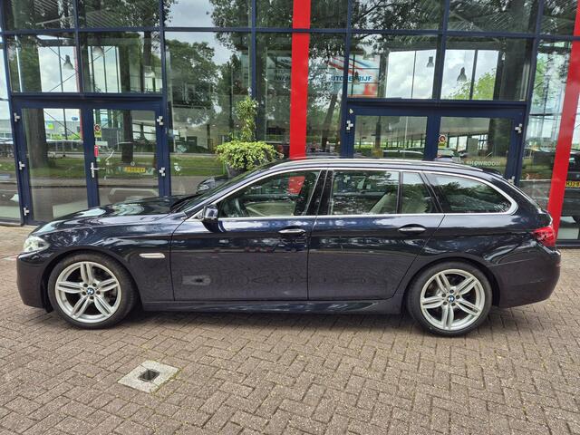 BMW 5-SERIE Touring 520d M Sport Edition | Navi | Wegkl. Trekhaak | Lederen bekleding | ECC | PDC + Camera | LM velgen