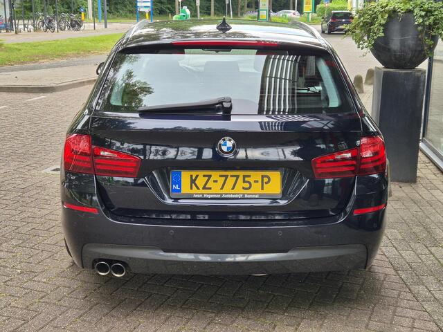 BMW 5-SERIE Touring 520d M Sport Edition | Navi | Wegkl. Trekhaak | Lederen bekleding | ECC | PDC + Camera | LM velgen