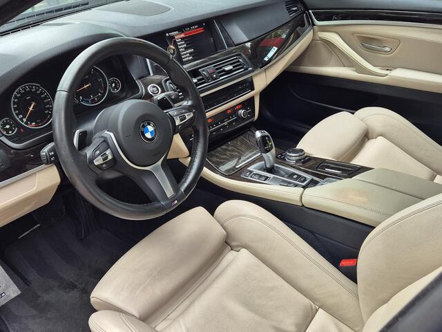 BMW 5-SERIE Touring 520d M Sport Edition | Navi | Wegkl. Trekhaak | Lederen bekleding | ECC | PDC + Camera | LM velgen