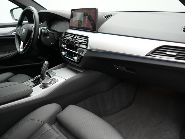 BMW 5-SERIE Touring 530e Business Edition Plus Plug In Hybrid Dealer O.H PHEV | Trekhaak af Fabriek | Lederen Sportstoelen Verwarmd | Comfort Access | Camera | Parkassist | Apple Carplay | Sfeerverlichting |