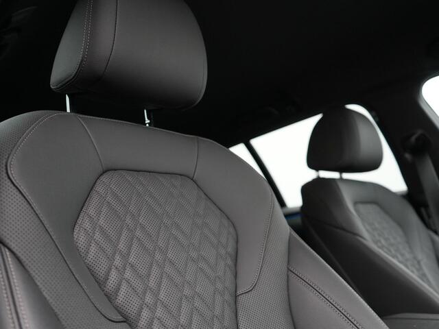 BMW 5-SERIE Touring 530e Business Edition Plus Plug In Hybrid Dealer O.H PHEV | Trekhaak af Fabriek | Lederen Sportstoelen Verwarmd | Comfort Access | Camera | Parkassist | Apple Carplay | Sfeerverlichting |