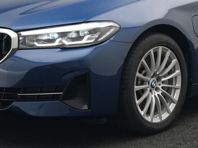 BMW 5-SERIE Touring 530e Business Edition Plus Plug In Hybrid Dealer O.H PHEV | Trekhaak af Fabriek | Lederen Sportstoelen Verwarmd | Comfort Access | Camera | Parkassist | Apple Carplay | Sfeerverlichting |