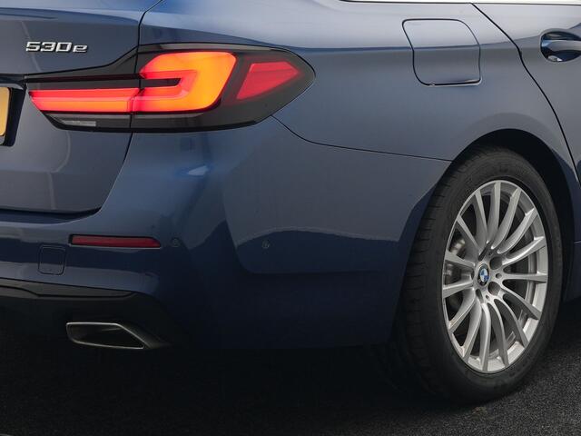 BMW 5-SERIE Touring 530e Business Edition Plus Plug In Hybrid Dealer O.H PHEV | Trekhaak af Fabriek | Lederen Sportstoelen Verwarmd | Comfort Access | Camera | Parkassist | Apple Carplay | Sfeerverlichting |