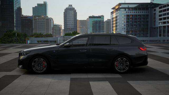 BMW 5-SERIE Touring 530e M Sport Automaat / Panoramadak / Trekhaak / Adaptieve LED / Comfort Access / Stoelventilatie / M Sportonderstel / Parking Assistant Plus
