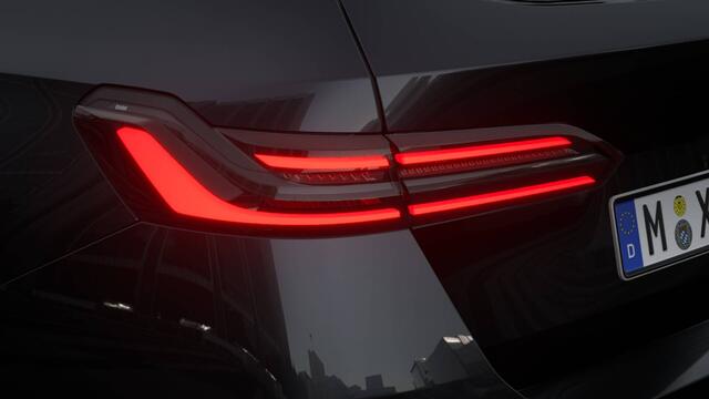 BMW 5-SERIE Touring 530e M Sport Automaat / Panoramadak / Trekhaak / Adaptieve LED / Comfort Access / Stoelventilatie / M Sportonderstel / Parking Assistant Plus