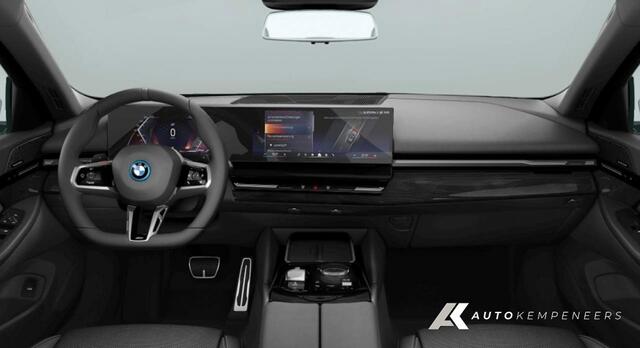 BMW 5-SERIE 530e xDrive M Sport Pro | Shadow | H/K | Camera | Driving Ass. Plus | Ioniq glow | Trekhaak | 19' Inch |