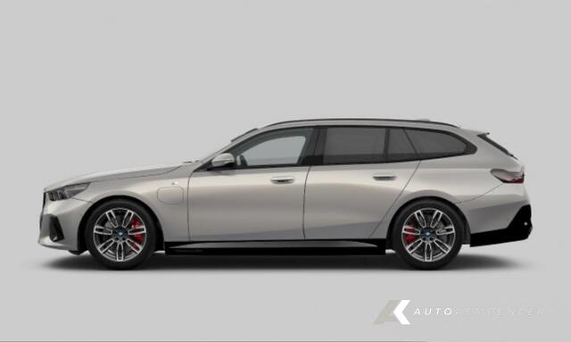 BMW 5-SERIE 530e xDrive M Sport Pro | Shadow | H/K | Camera | Driving Ass. Plus | Ioniq glow | Trekhaak | 19' Inch |