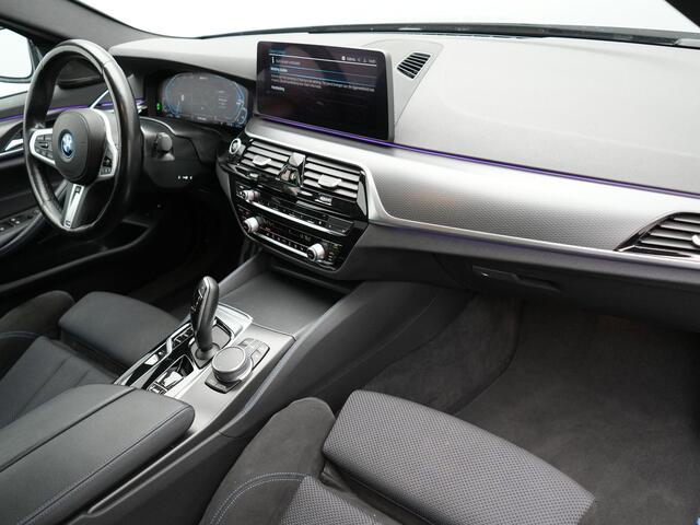 BMW 5-SERIE 530e M Sport LCI Plug In Hybrid | PHEV | Harman Kardon | Carplay | Sfeerverlichting | Electrische Alcantara Sportstoelen | Stuur/Stoel Verwarming |
