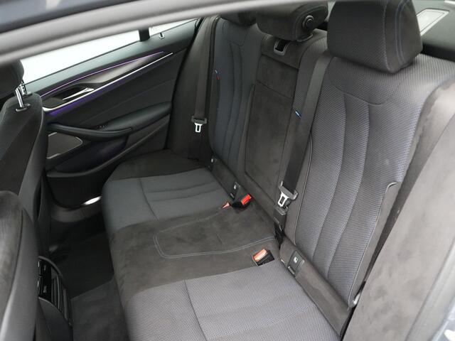 BMW 5-SERIE 530e M Sport LCI Plug In Hybrid | PHEV | Harman Kardon | Carplay | Sfeerverlichting | Electrische Alcantara Sportstoelen | Stuur/Stoel Verwarming |