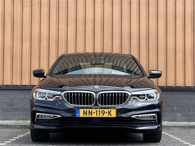 BMW 5-SERIE 530i High Executive | Softclose | Elektrische Stoelen + Geheugenfunctie | Apple Carplay | Harman/Kardon | Achteruitrijcamera | Parkeersensoren | Stoelverwarming | LED |