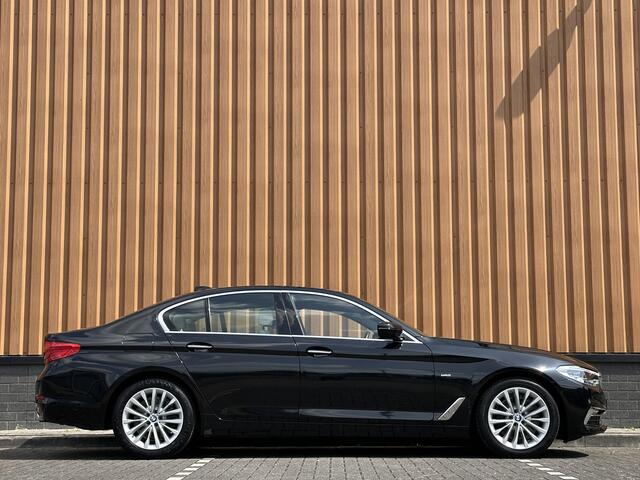 BMW 5-SERIE 530i High Executive | Softclose | Elektrische Stoelen + Geheugenfunctie | Apple Carplay | Harman/Kardon | Achteruitrijcamera | Parkeersensoren | Stoelverwarming | LED |