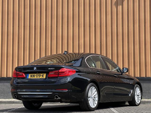 BMW 5-SERIE 530i High Executive | Softclose | Elektrische Stoelen + Geheugenfunctie | Apple Carplay | Harman/Kardon | Achteruitrijcamera | Parkeersensoren | Stoelverwarming | LED |