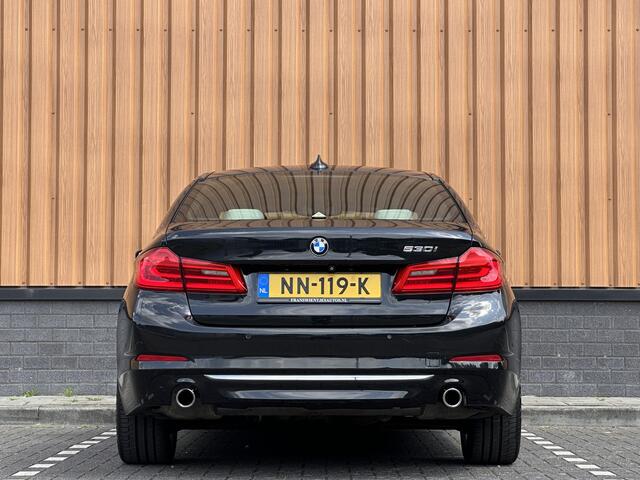 BMW 5-SERIE 530i High Executive | Softclose | Elektrische Stoelen + Geheugenfunctie | Apple Carplay | Harman/Kardon | Achteruitrijcamera | Parkeersensoren | Stoelverwarming | LED |