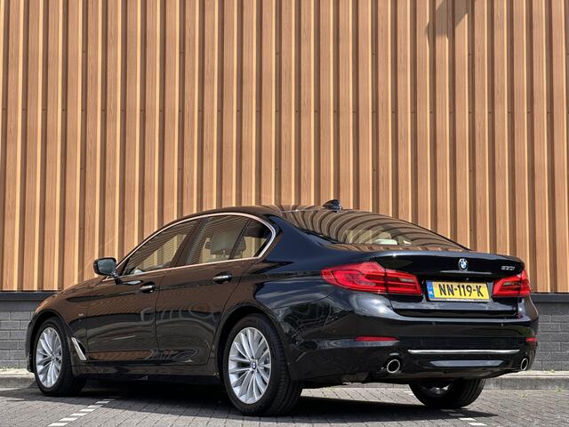 BMW 5-SERIE 530i High Executive | Softclose | Elektrische Stoelen + Geheugenfunctie | Apple Carplay | Harman/Kardon | Achteruitrijcamera | Parkeersensoren | Stoelverwarming | LED |