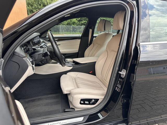 BMW 5-SERIE 530i High Executive | Softclose | Elektrische Stoelen + Geheugenfunctie | Apple Carplay | Harman/Kardon | Achteruitrijcamera | Parkeersensoren | Stoelverwarming | LED |