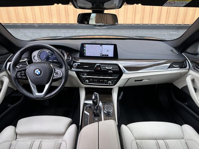 BMW 5-SERIE 530i High Executive | Softclose | Elektrische Stoelen + Geheugenfunctie | Apple Carplay | Harman/Kardon | Achteruitrijcamera | Parkeersensoren | Stoelverwarming | LED |