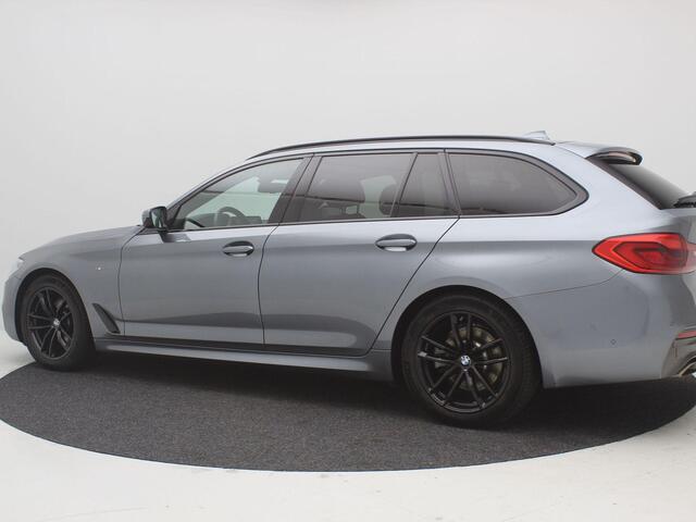 BMW 5-SERIE Touring 520i High Executive / Automatische Achterklep / Trekhaak / Elektrisch bestuurdersstoel met geheugen functie / LMV / Navigatie / Cruise Control / Complete Historie aanwezig / Privacy Glass /