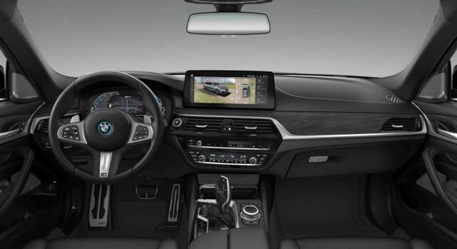 BMW 5-SERIE Touring 530e M-Sport | Panoramadak | Stoelventilatie | CoPilot | Head Up | Elektr. Trekhaak