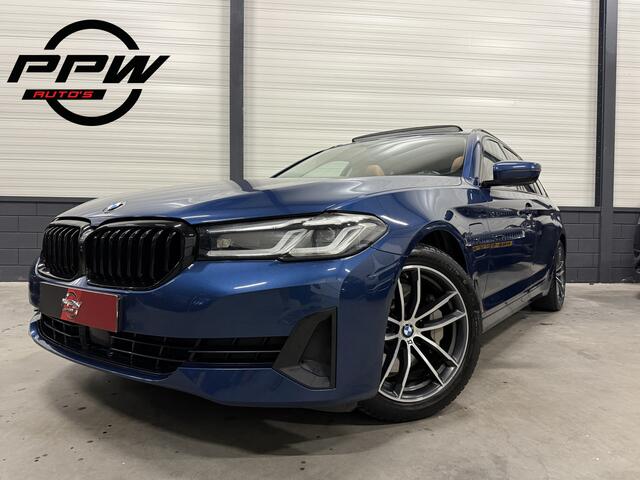 BMW 5-SERIE Touring 530e High Exe PANO/TREKHAAK/ACC/LEER/CAMERA/SHADOW-LINE/STANDKACHEL/18"M-SPORT/M-SPORTSTUUR/PRIVACY/ADAPTIVE-LED/PHYTONICBLAU METALLIC/VOLLEDIG BMW DEALER HISTORIE, RECENT GROTE OH BEURT GEHAD
