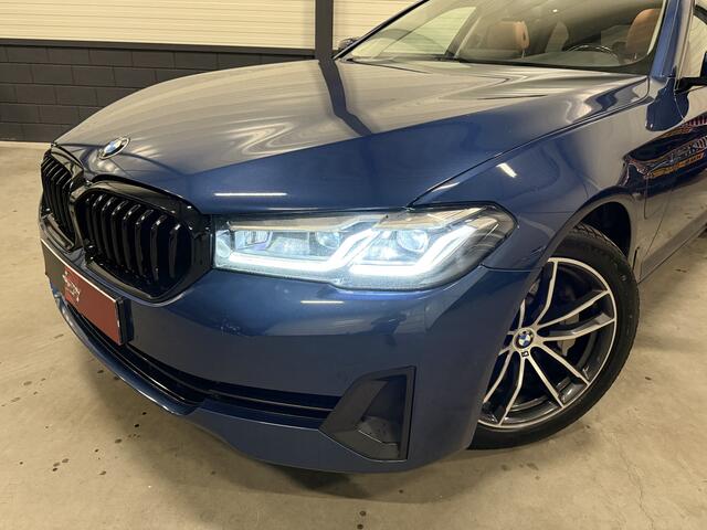 BMW 5-SERIE Touring 530e High Exe PANO/TREKHAAK/ACC/LEER/CAMERA/SHADOW-LINE/STANDKACHEL/18"M-SPORT/M-SPORTSTUUR/PRIVACY/ADAPTIVE-LED/PHYTONICBLAU METALLIC/VOLLEDIG BMW DEALER HISTORIE, RECENT GROTE OH BEURT GEHAD