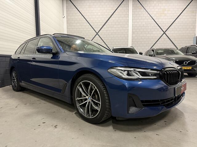 BMW 5-SERIE Touring 530e High Exe PANO/TREKHAAK/ACC/LEER/CAMERA/SHADOW-LINE/STANDKACHEL/18"M-SPORT/M-SPORTSTUUR/PRIVACY/ADAPTIVE-LED/PHYTONICBLAU METALLIC/VOLLEDIG BMW DEALER HISTORIE, RECENT GROTE OH BEURT GEHAD