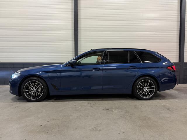BMW 5-SERIE Touring 530e High Exe PANO/TREKHAAK/ACC/LEER/CAMERA/SHADOW-LINE/STANDKACHEL/18"M-SPORT/M-SPORTSTUUR/PRIVACY/ADAPTIVE-LED/PHYTONICBLAU METALLIC/VOLLEDIG BMW DEALER HISTORIE, RECENT GROTE OH BEURT GEHAD