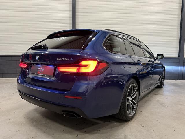 BMW 5-SERIE Touring 530e High Exe PANO/TREKHAAK/ACC/LEER/CAMERA/SHADOW-LINE/STANDKACHEL/18"M-SPORT/M-SPORTSTUUR/PRIVACY/ADAPTIVE-LED/PHYTONICBLAU METALLIC/VOLLEDIG BMW DEALER HISTORIE, RECENT GROTE OH BEURT GEHAD