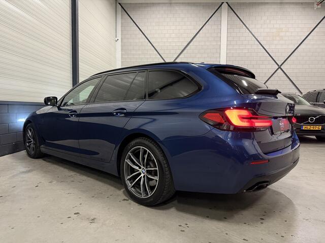 BMW 5-SERIE Touring 530e High Exe PANO/TREKHAAK/ACC/LEER/CAMERA/SHADOW-LINE/STANDKACHEL/18"M-SPORT/M-SPORTSTUUR/PRIVACY/ADAPTIVE-LED/PHYTONICBLAU METALLIC/VOLLEDIG BMW DEALER HISTORIE, RECENT GROTE OH BEURT GEHAD