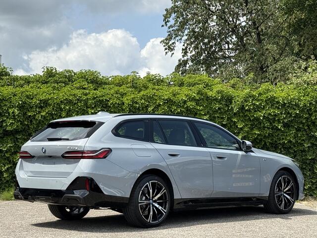 BMW 5-SERIE Touring 530e M-Sport | 20'' | Panorama. | Park. + Driv. Plus | Head-Up | Trekhaak | Stuur + stoelverw.