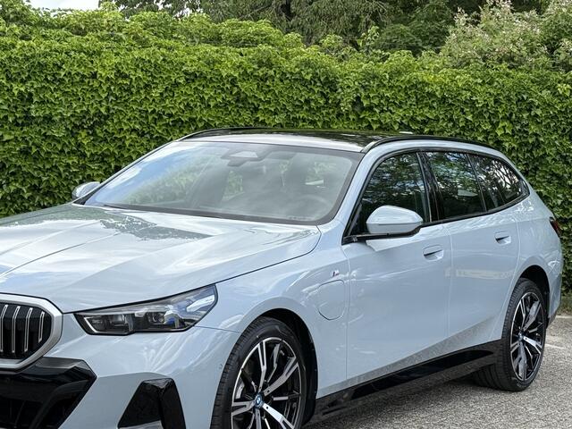 BMW 5-SERIE Touring 530e M-Sport | 20'' | Panorama. | Park. + Driv. Plus | Head-Up | Trekhaak | Stuur + stoelverw.