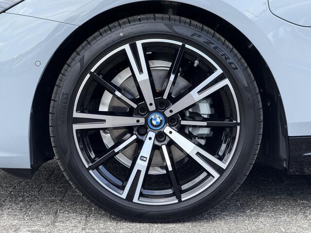 BMW 5-SERIE Touring 530e M-Sport | 20'' | Panorama. | Park. + Driv. Plus | Head-Up | Trekhaak | Stuur + stoelverw.