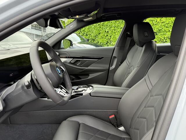 BMW 5-SERIE Touring 530e M-Sport | 20'' | Panorama. | Park. + Driv. Plus | Head-Up | Trekhaak | Stuur + stoelverw.