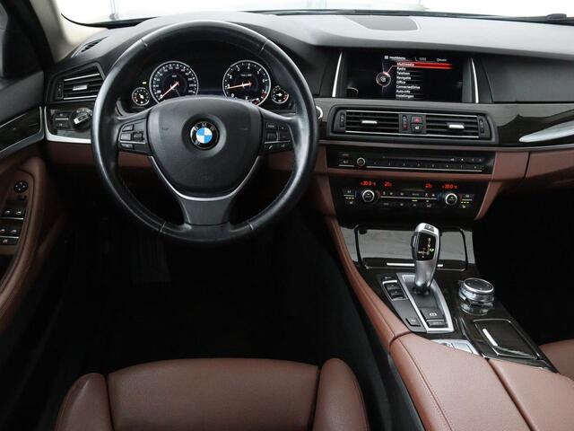 BMW 5-SERIE 520i Luxury Edition | Panoramadak | Leder | Stoelverwarming | Navigatie | Xenon | Memory | Parkeerhulp | Climate control