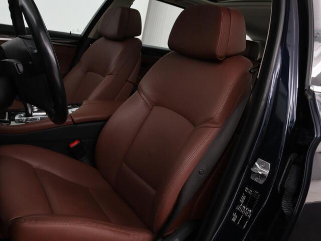 BMW 5-SERIE 520i Luxury Edition | Panoramadak | Leder | Stoelverwarming | Navigatie | Xenon | Memory | Parkeerhulp | Climate control