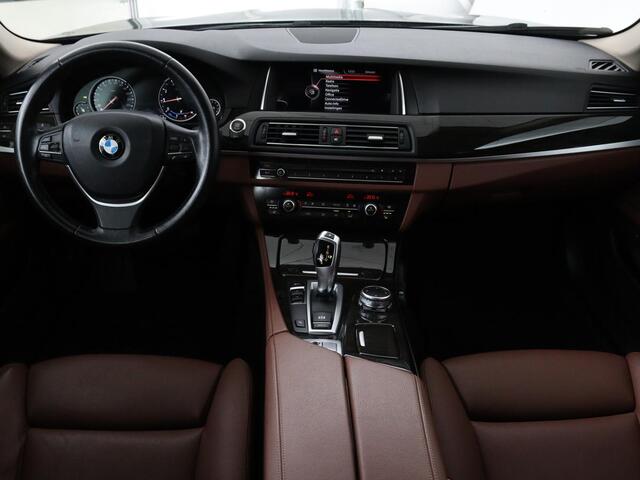 BMW 5-SERIE 520i Luxury Edition | Panoramadak | Leder | Stoelverwarming | Navigatie | Xenon | Memory | Parkeerhulp | Climate control