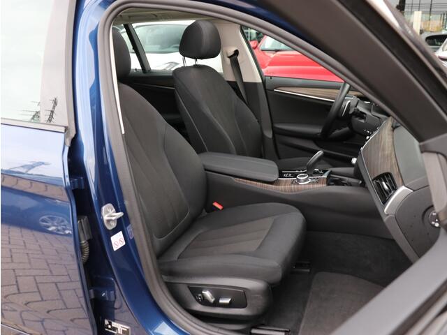 BMW 5-SERIE 530e xDrive Business Edition I Panoramadak I Trekhaak