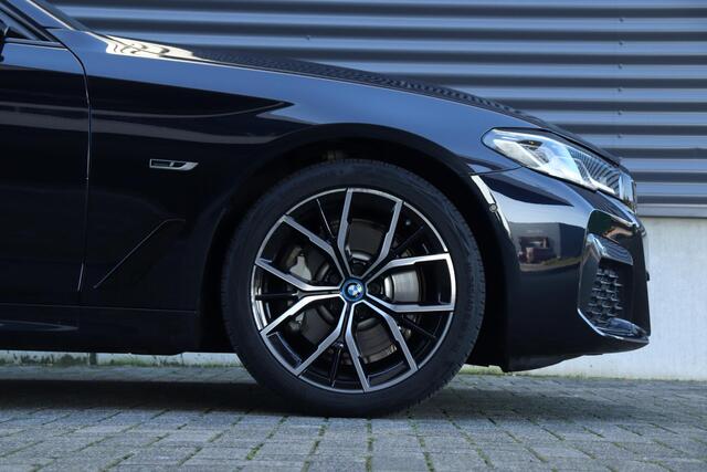 BMW 5-SERIE Touring 530e | High Executive | M Sportpakket | Panodak | Trekhaak | HiFi | Laserlight | Comfort Access | Head-Up | Parking Assistant | Driving Assistant | 19''LMV